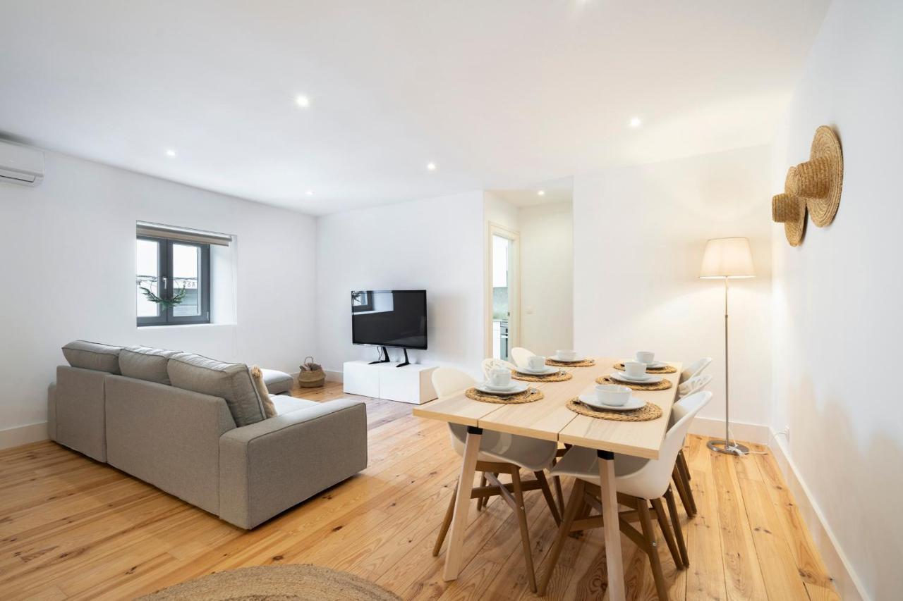 Warm And Cozy Parquet Flooring Apartment In Almada Eksteriør billede