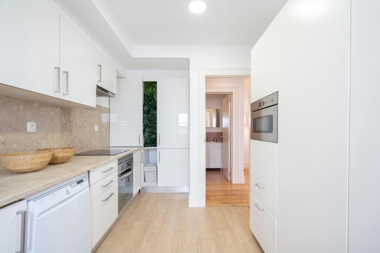 Warm And Cozy Parquet Flooring Apartment In Almada Eksteriør billede
