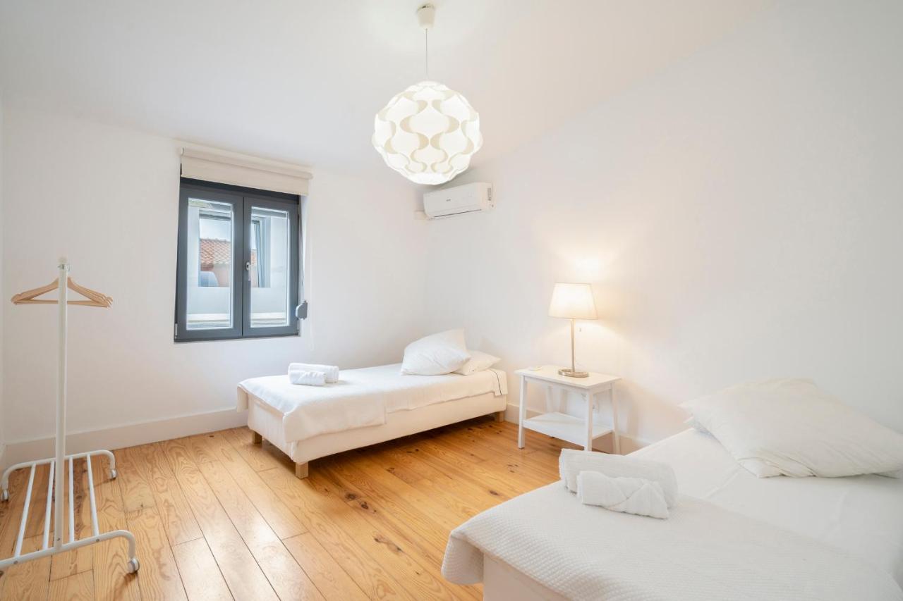 Warm And Cozy Parquet Flooring Apartment In Almada Eksteriør billede
