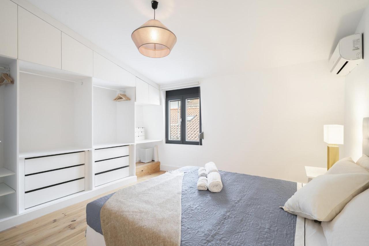 Warm And Cozy Parquet Flooring Apartment In Almada Eksteriør billede