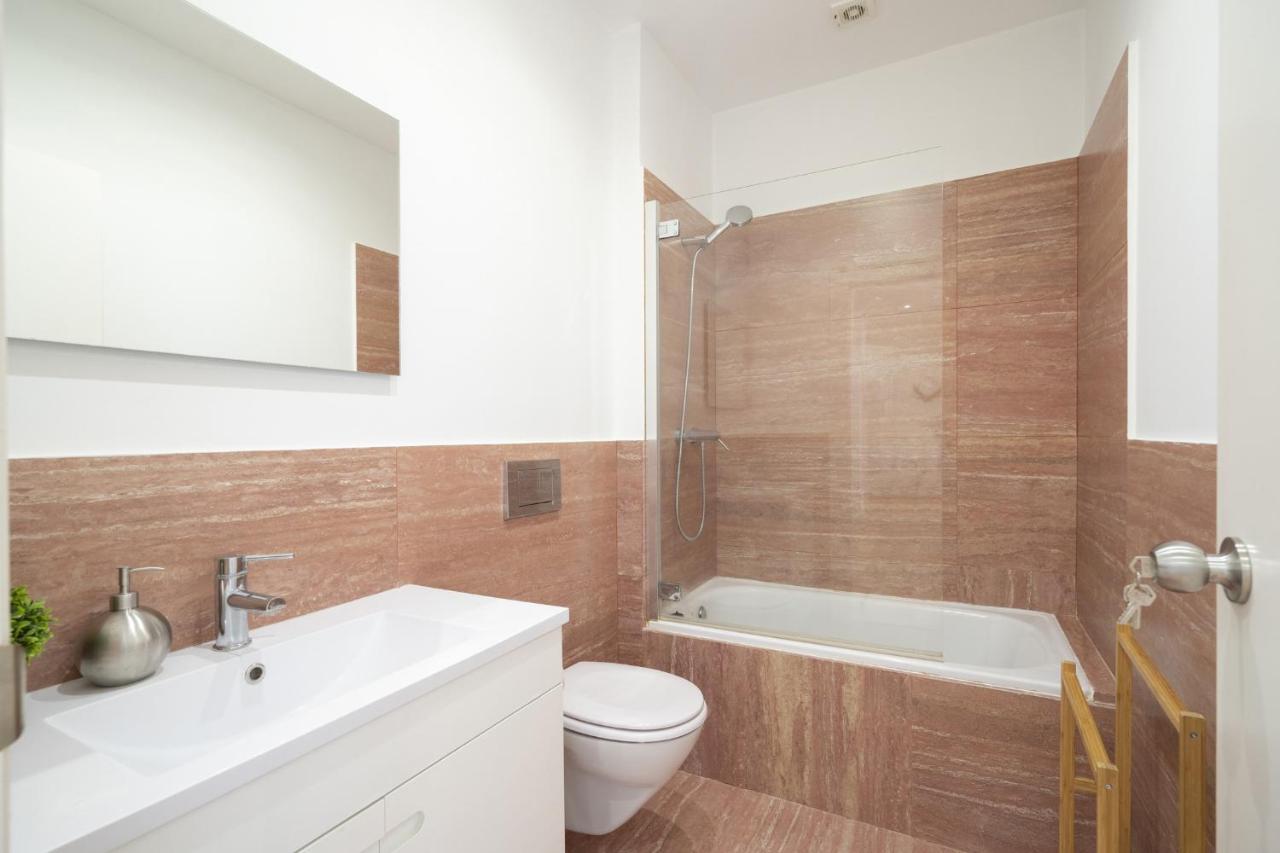 Warm And Cozy Parquet Flooring Apartment In Almada Eksteriør billede