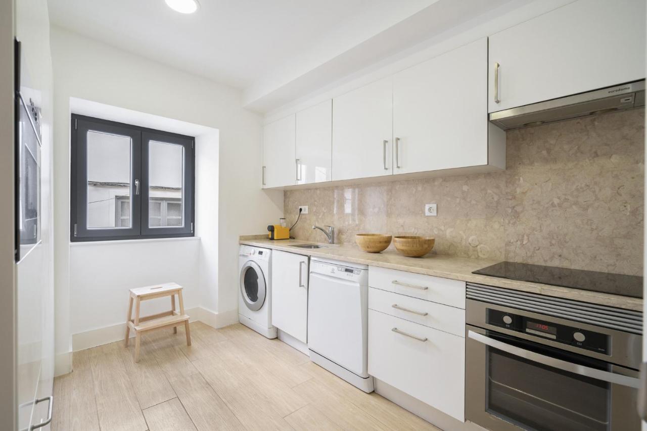 Warm And Cozy Parquet Flooring Apartment In Almada Eksteriør billede