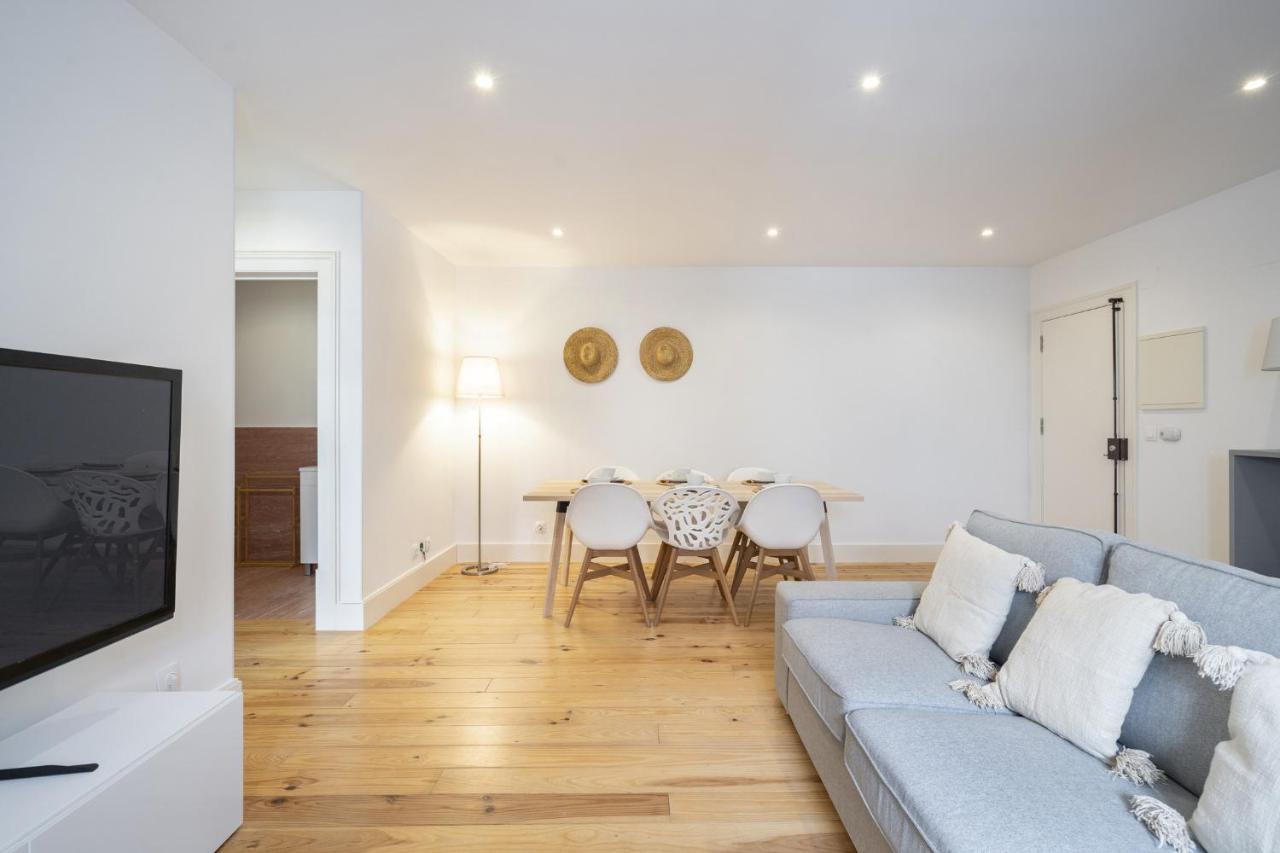 Warm And Cozy Parquet Flooring Apartment In Almada Eksteriør billede